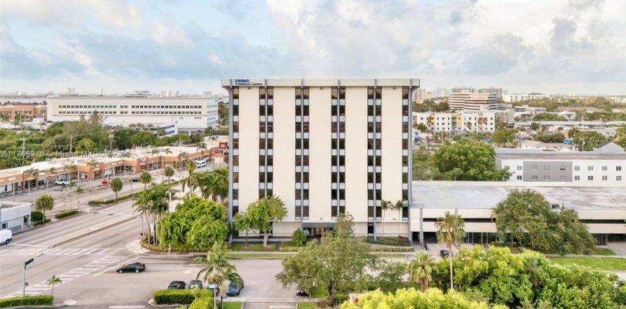 Propiedad comercial en North Miami, Florida № 1862282