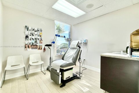 Propiedad comercial en venta en North Miami, Florida № 1862282 - foto 10