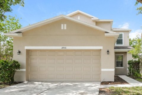 House in Land O' Lakes, Florida 3 bedrooms, 211.17 sq.m. № 2100546