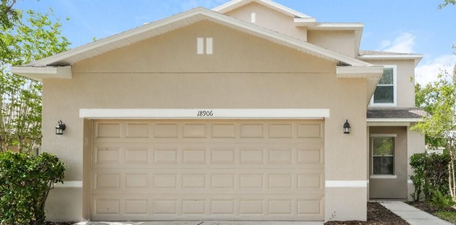 House in Land O' Lakes, Florida 3 bedrooms, 211.17 sq.m. № 2100546