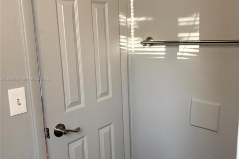 Снять в аренду виллу или дом в Дания-Бич, Флорида 3 спальни, 102.19м2, № 1991197 - фото 11