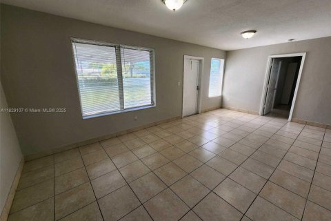 House in Miami Gardens, Florida 4 bedrooms, 131.83 sq.m. № 1802760 - photo 5