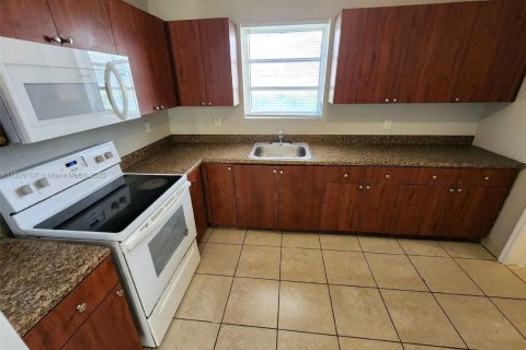 House in Miami Gardens, Florida 4 bedrooms, 131.83 sq.m. № 1802760 - photo 2
