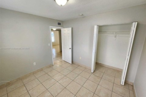House in Miami Gardens, Florida 4 bedrooms, 131.83 sq.m. № 1802760 - photo 8