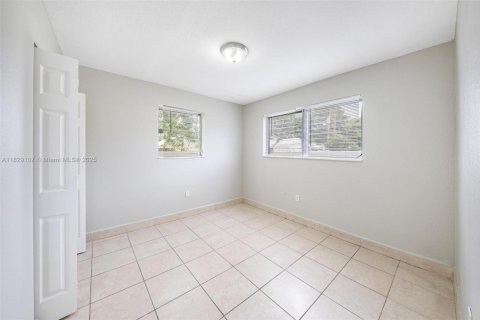 House in Miami Gardens, Florida 4 bedrooms, 131.83 sq.m. № 1802760 - photo 23