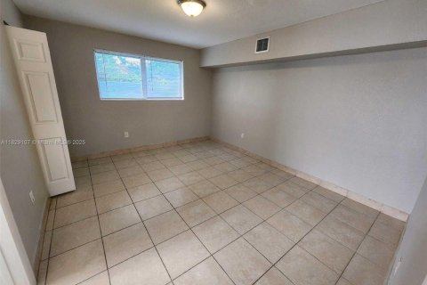 House in Miami Gardens, Florida 4 bedrooms, 131.83 sq.m. № 1802760 - photo 14