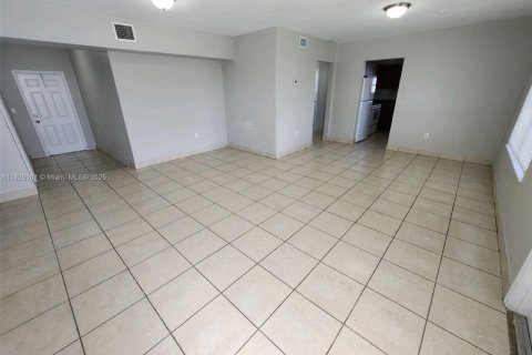 House in Miami Gardens, Florida 4 bedrooms, 131.83 sq.m. № 1802760 - photo 3