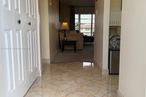 Condo in Sunrise, Florida, 1 bedroom  № 1736184 - photo 10
