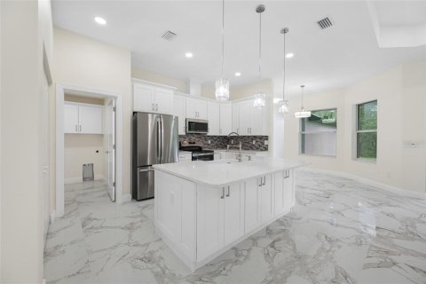 Villa ou maison à vendre à Weeki Wachee, Floride: 4 chambres, 191.47 m2 № 2412629 - photo 9