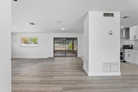 House in Altamonte Springs, Florida 4 bedrooms, 171.78 sq.m. № 2305954 - photo 10