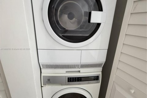 Condominio en alquiler en Miami Beach, Florida, 2 dormitorios, 95.78 m2 № 1896726 - foto 7