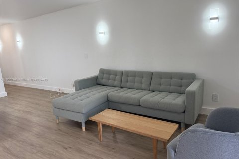 Condominio en alquiler en Miami Beach, Florida, 2 dormitorios, 95.78 m2 № 1896726 - foto 3