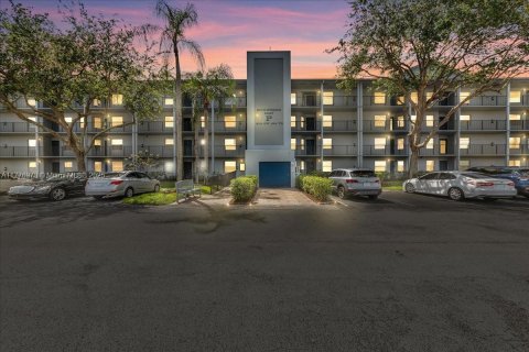 Condo in Pembroke Pines, Florida, 2 bedrooms № 1936541 - photo 2