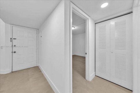 Condo in Pembroke Pines, Florida, 2 bedrooms № 1936541 - photo 15