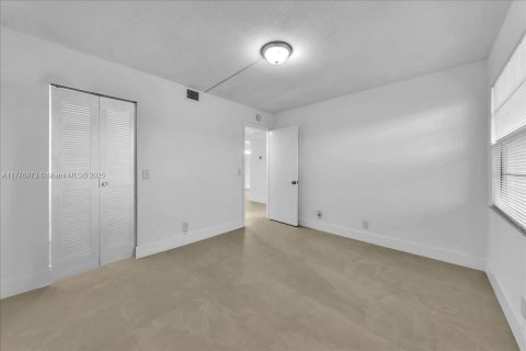 Condo in Pembroke Pines, Florida, 2 bedrooms № 1936541 - photo 21