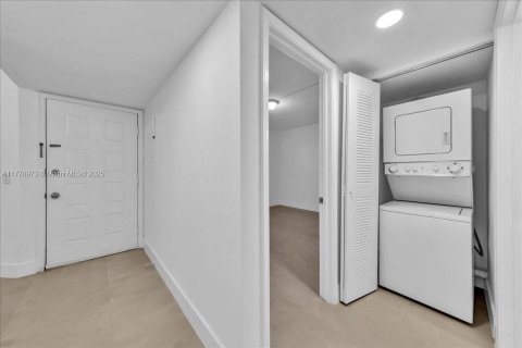 Condo in Pembroke Pines, Florida, 2 bedrooms № 1936541 - photo 16