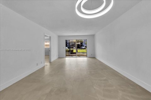 Condo in Pembroke Pines, Florida, 2 bedrooms № 1936541 - photo 27