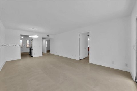 Condo in Pembroke Pines, Florida, 2 bedrooms № 1936541 - photo 28