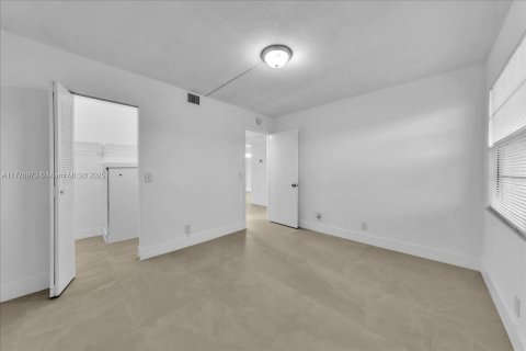 Condo in Pembroke Pines, Florida, 2 bedrooms № 1936541 - photo 22