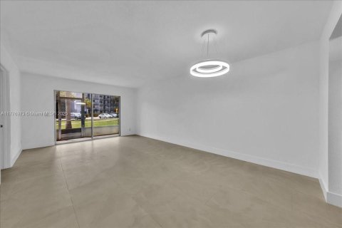 Condo in Pembroke Pines, Florida, 2 bedrooms № 1936541 - photo 25