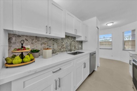 Condo in Pembroke Pines, Florida, 2 bedrooms № 1936541 - photo 13