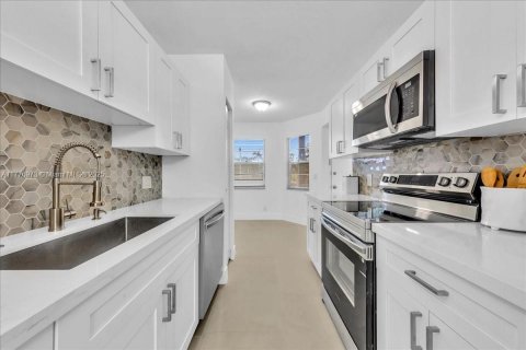 Condo in Pembroke Pines, Florida, 2 bedrooms № 1936541 - photo 14