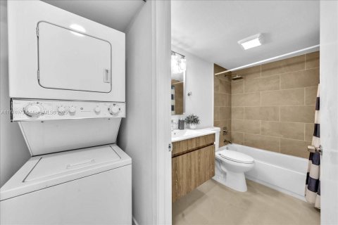 Condo in Pembroke Pines, Florida, 2 bedrooms № 1936541 - photo 17