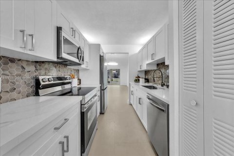 Condo in Pembroke Pines, Florida, 2 bedrooms № 1936541 - photo 10