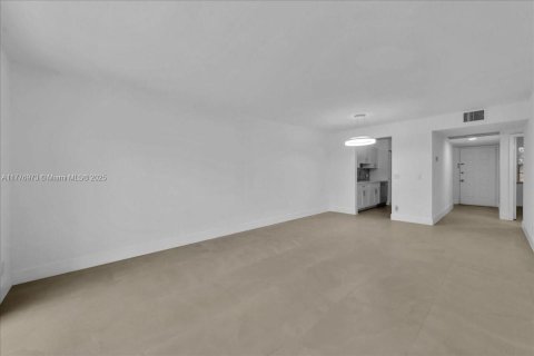 Condo in Pembroke Pines, Florida, 2 bedrooms № 1936541 - photo 29