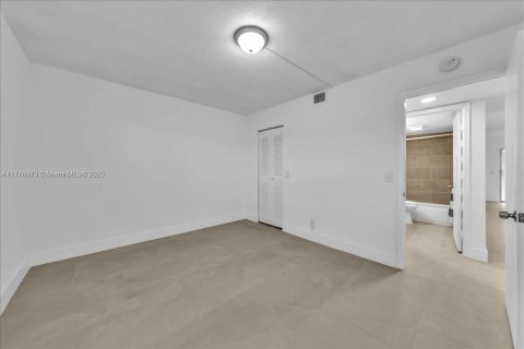 Condo in Pembroke Pines, Florida, 2 bedrooms № 1936541 - photo 20
