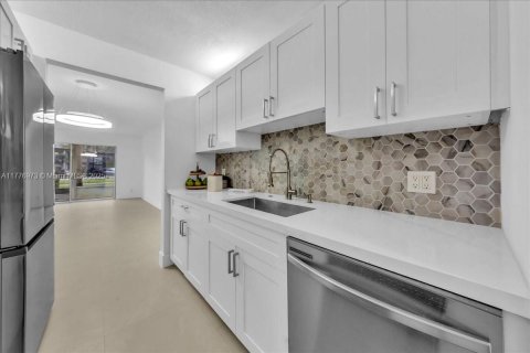 Condo in Pembroke Pines, Florida, 2 bedrooms № 1936541 - photo 11