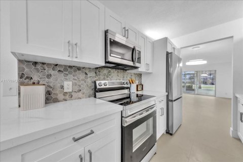 Condo in Pembroke Pines, Florida, 2 bedrooms № 1936541 - photo 12