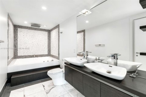 Купить кондоминиум в Майами, Флорида 2 спальни, 132.85м2, № 2034943 - фото 13