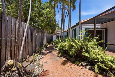 House in Miami, Florida 3 bedrooms, 147.25 sq.m. № 2150415 - photo 19