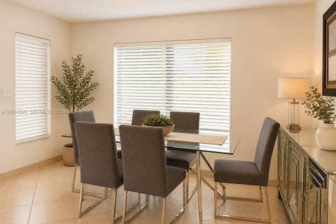 Townhouse in Miami, Florida 2 bedrooms, 96.62 sq.m. № 2076175 - photo 2