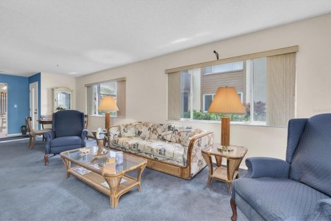 Condo in New Port Richey, Florida, 2 bedrooms  № 1612689 - photo 9