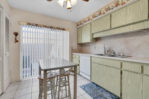 Condo in New Port Richey, Florida, 2 bedrooms  № 1612689 - photo 18