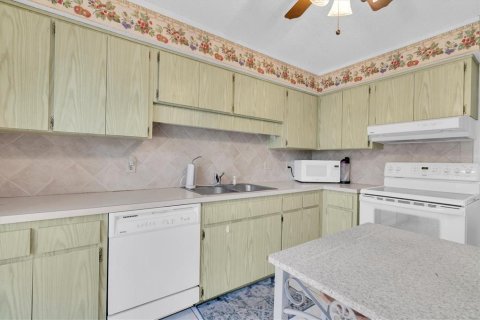 Condo in New Port Richey, Florida, 2 bedrooms  № 1612689 - photo 17