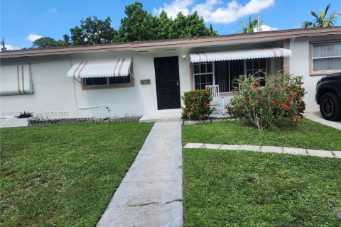 Villa ou maison à louer à Miami Gardens, Floride: 3 chambres, 123.84 m2 № 2154363 - photo 2