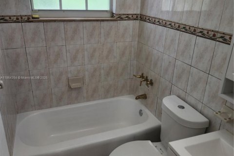 Villa ou maison à louer à Miami Gardens, Floride: 3 chambres, 123.84 m2 № 2154363 - photo 6