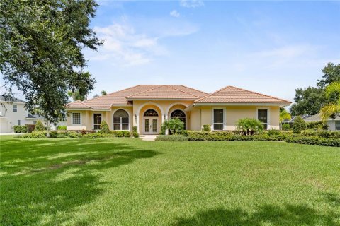 House in Winter Haven, Florida 3 bedrooms, 240.71 sq.m. № 1913367 - photo 1