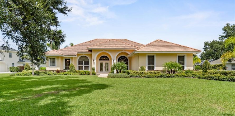 House in Winter Haven, Florida 3 bedrooms, 240.71 sq.m. № 1913367