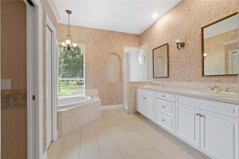 House in Winter Haven, Florida 3 bedrooms, 240.71 sq.m. № 1913367 - photo 30