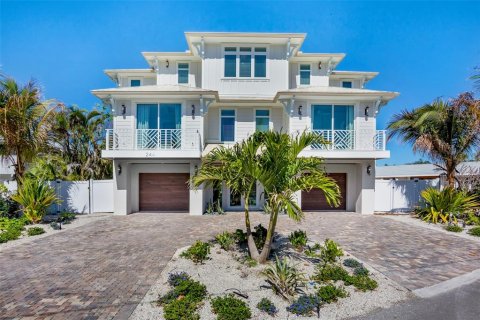 House in Anna Maria, Florida 6 bedrooms, 343.27 sq.m. № 1876233 - photo 1