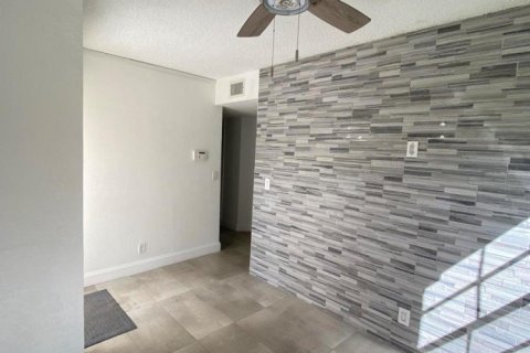 Condo in Deerfield Beach, Florida, 2 bedrooms  № 2401382 - photo 5