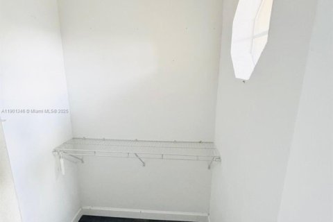Снять в аренду таунхаус в Дорал, Флорида 2 спальни, 119.1м2, № 1951679 - фото 11