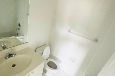 Снять в аренду таунхаус в Дорал, Флорида 2 спальни, 119.1м2, № 1951679 - фото 14