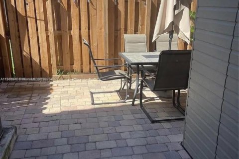 Снять в аренду таунхаус в Дорал, Флорида 2 спальни, 119.1м2, № 1951679 - фото 4