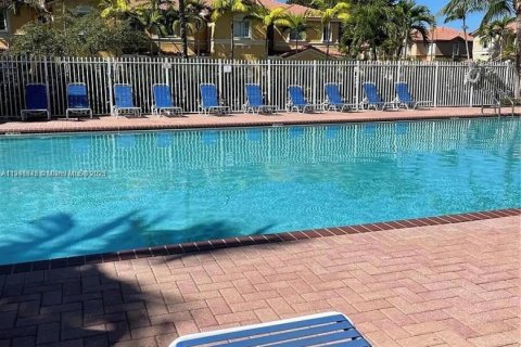 Снять в аренду таунхаус в Дорал, Флорида 2 спальни, 119.1м2, № 1951679 - фото 16