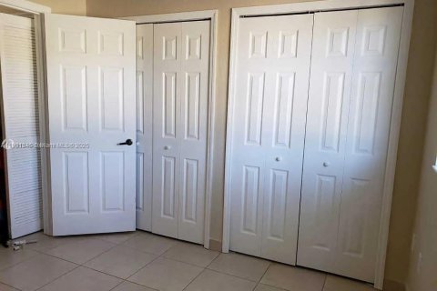 Снять в аренду таунхаус в Дорал, Флорида 2 спальни, 119.1м2, № 1951679 - фото 8